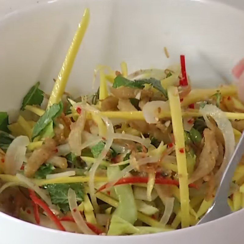 Step 4 Mix the salad Green mango salad with fresh anchovies