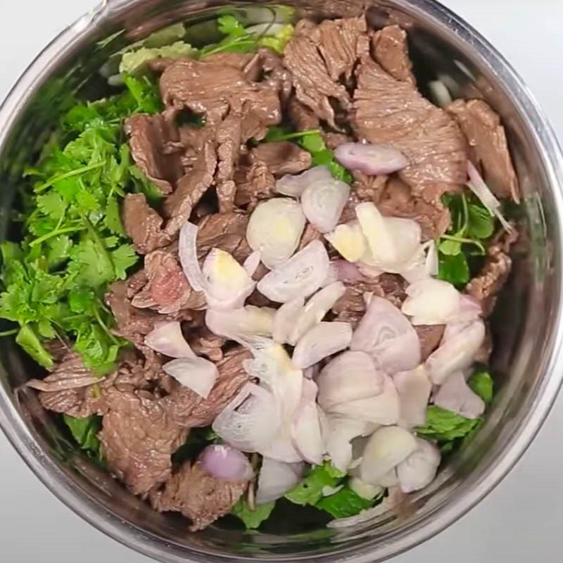 Step 5 Mix the salad for Thai beef salad with lemongrass and chili