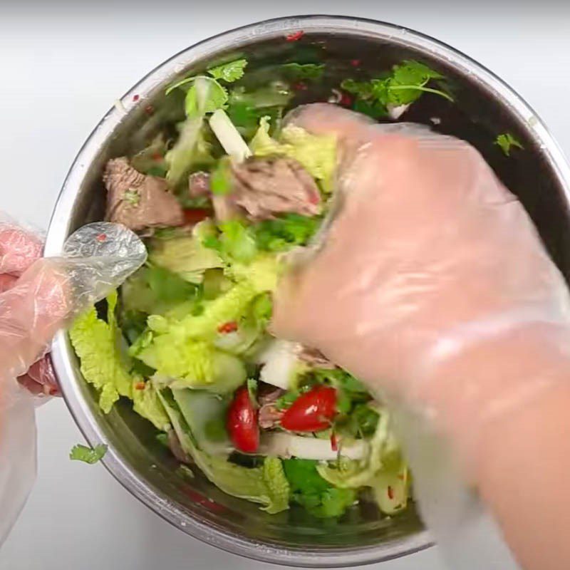 Step 5 Mix the salad for Thai beef salad with lemongrass and chili