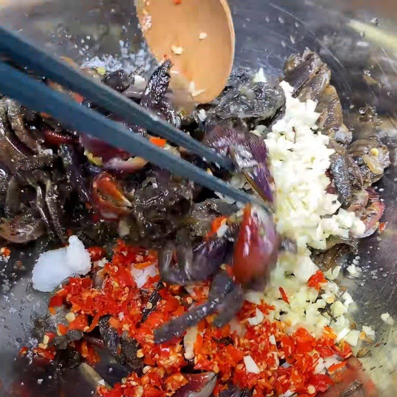 Step 2 Mixing the salad Three-striped crab mango salad