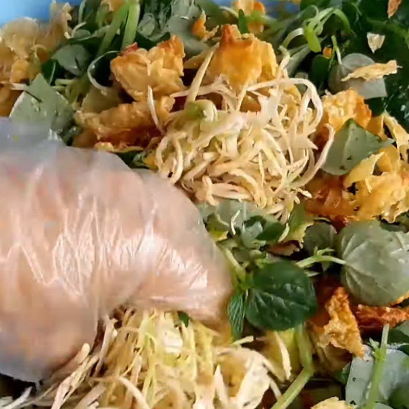 Step 4 Mixing salad Tofu skin salad with water lily