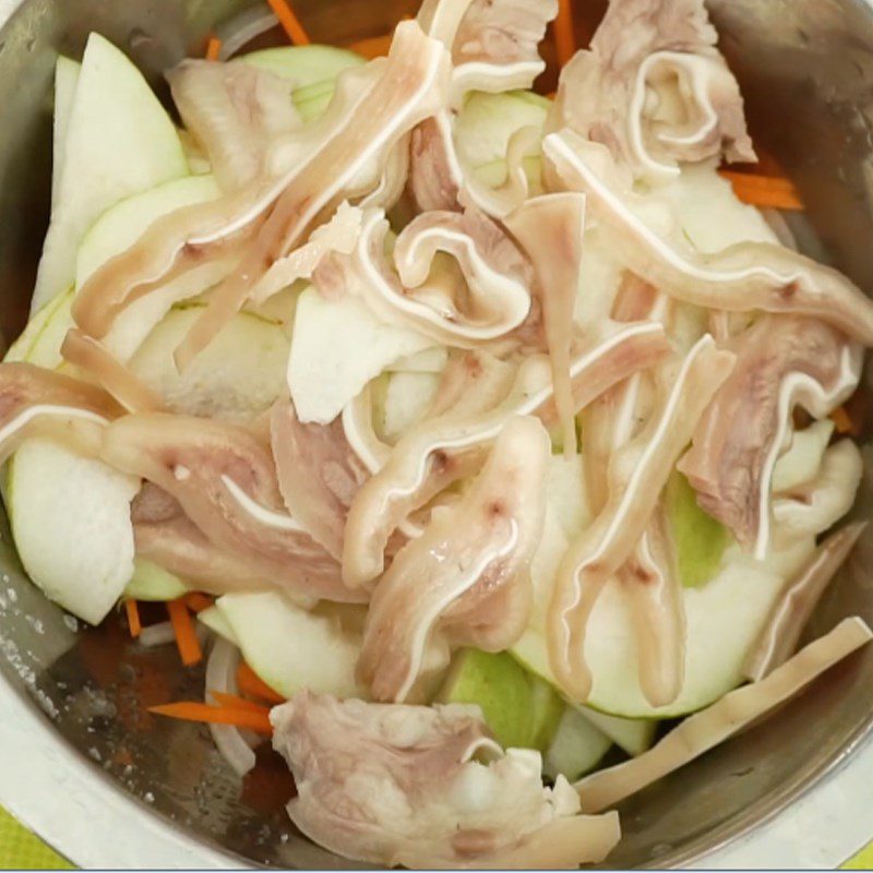 Step 6 Mix the salad Papaya salad with pig ears
