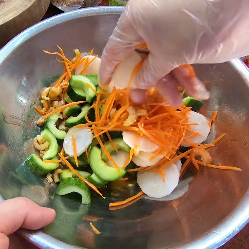 Step 4 Mixing cucumber salad with dried shrimp Cucumber salad with dried shrimp