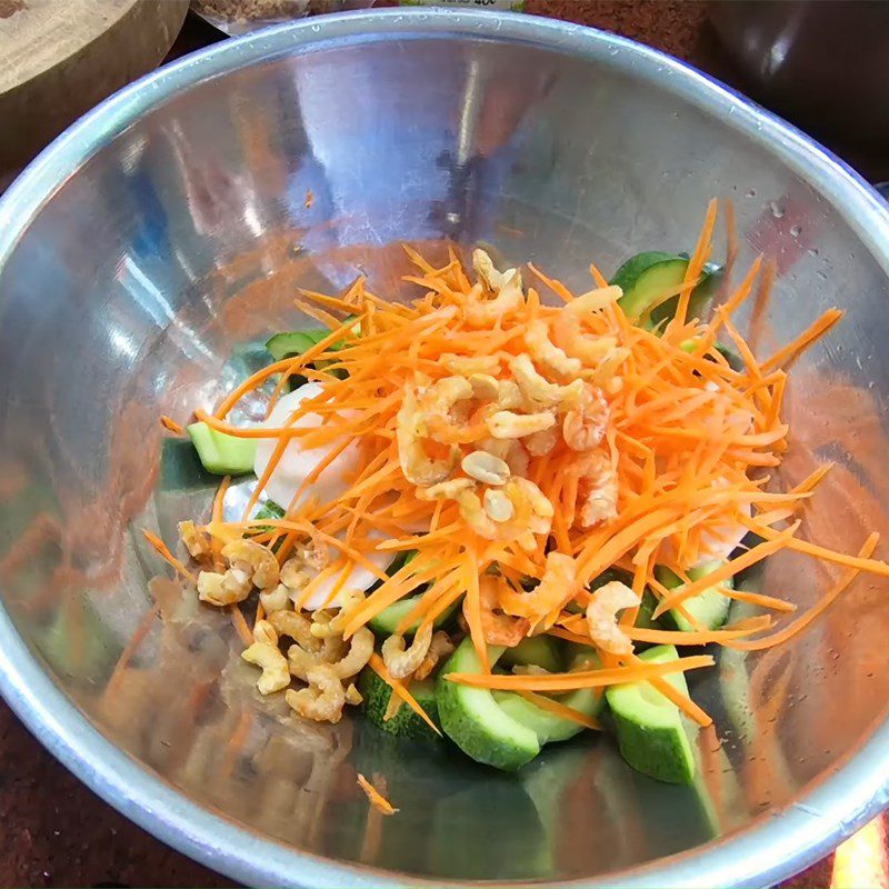 Step 4 Mixing cucumber salad with dried shrimp Cucumber salad with dried shrimp