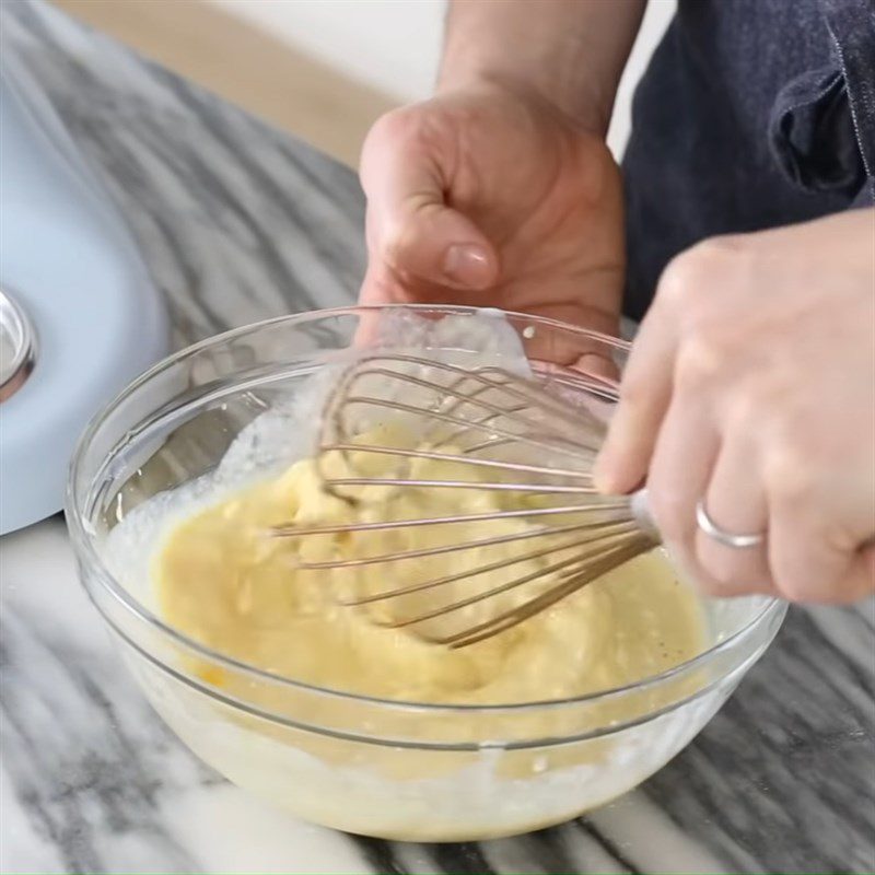 Step 2 Mix the egg mixture for Christmas tree cupcake