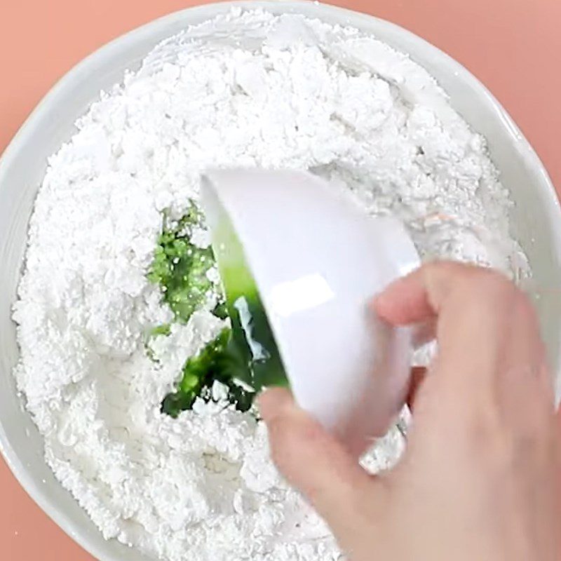 Step 2 Mix the pumpkin flour mixture and pandan leaf flour for chrysanthemum dessert with tapioca and coconut milk