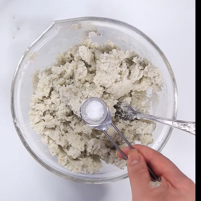 Step 3 Mixing the taro flour mixture Fried taro with salted egg filling