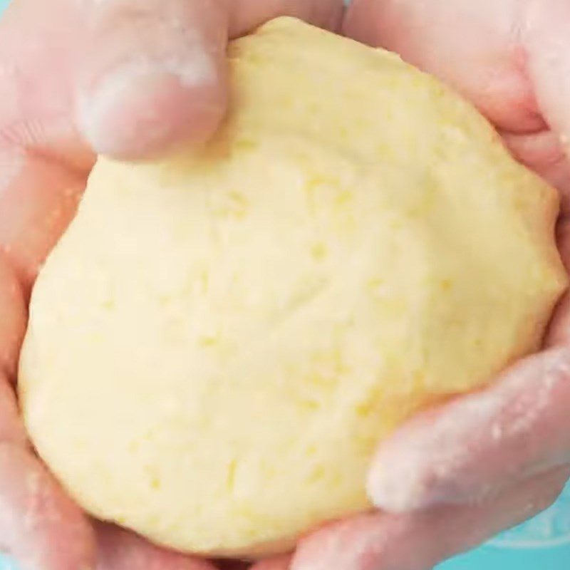 Step 2 Mix the glutinous rice flour and pumpkin flour Chrysanthemum dessert