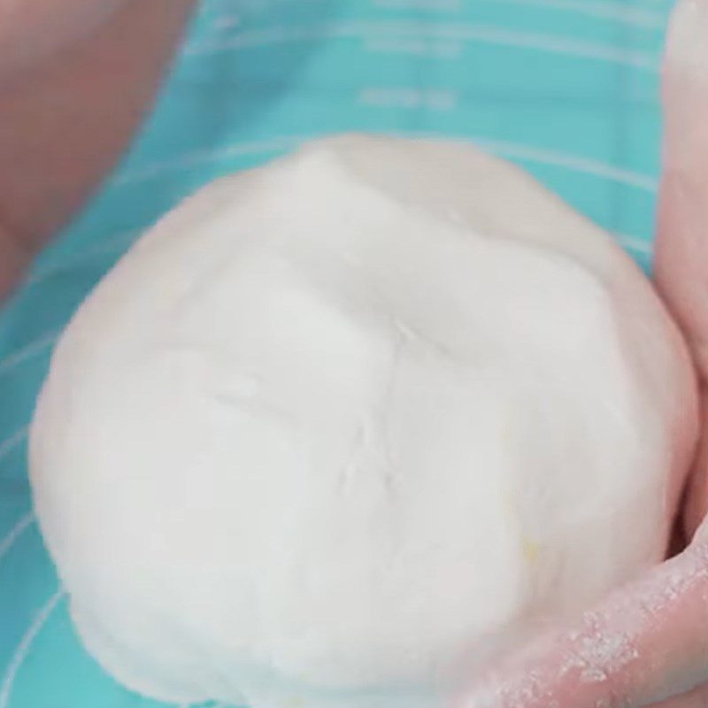 Step 2 Mix the glutinous rice flour and pumpkin flour Chrysanthemum dessert