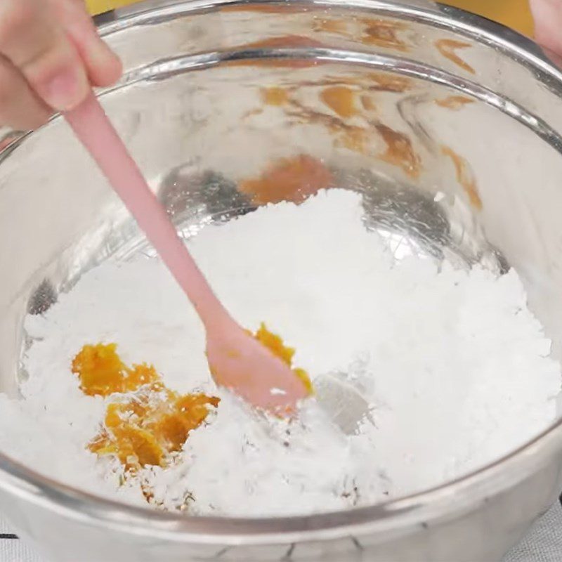 Step 2 Mix the glutinous rice flour and pumpkin flour for Chrysanthemum Pudding