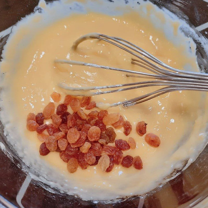 Step 2 Mix the flour and raisins Butter raisin sponge cake (recipe shared by users)