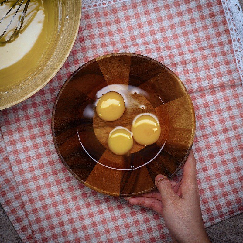 Step 3 Beat the eggs for baked coconut cake