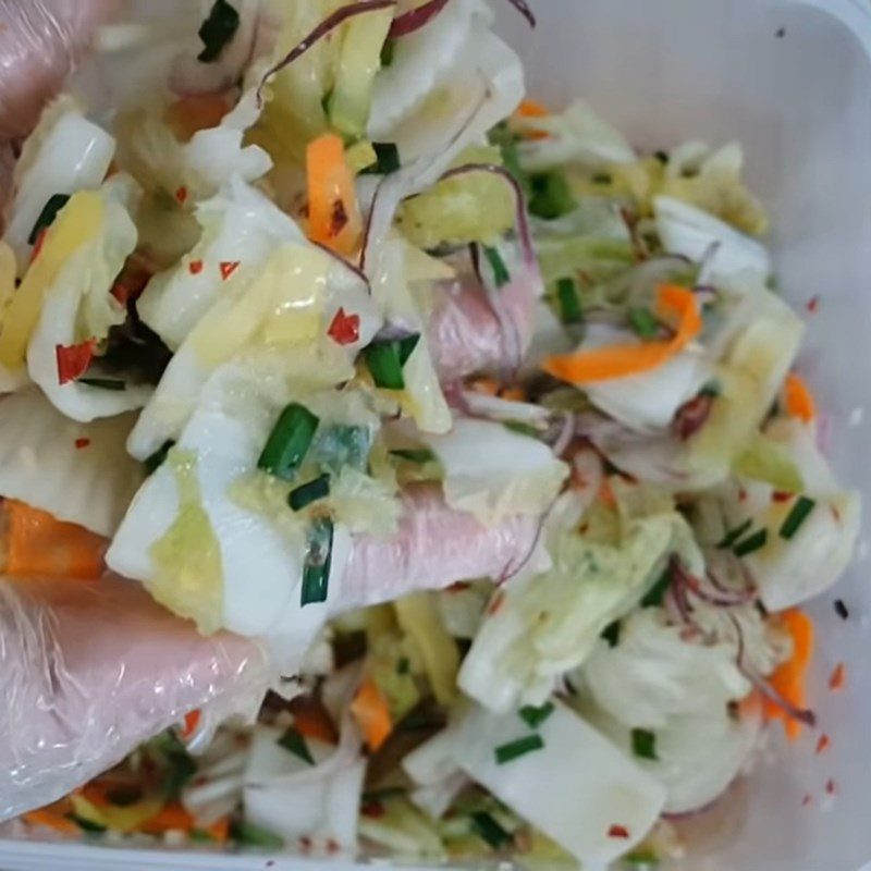 Step 4 Mix the ingredients for spicy crispy pickled napa cabbage