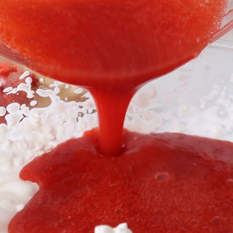 Step 3 Mixing the strawberry cream mixture Strawberry chocolate-coated popsicle