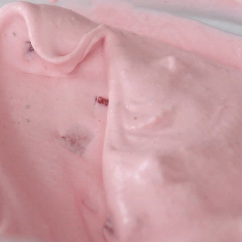 Step 3 Mixing the strawberry cream mixture Strawberry chocolate-coated popsicle