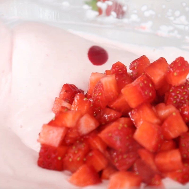 Step 3 Mixing the strawberry cream mixture Strawberry chocolate-coated popsicle