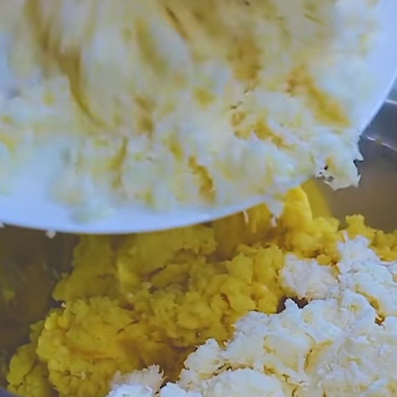 Step 4 Mix the durian cassava cake batter