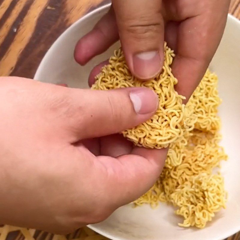 Step 1 Mix the noodle mixture with eggs Instant noodle pizza (Recipe shared from TikTok Cooking with TasteVN)