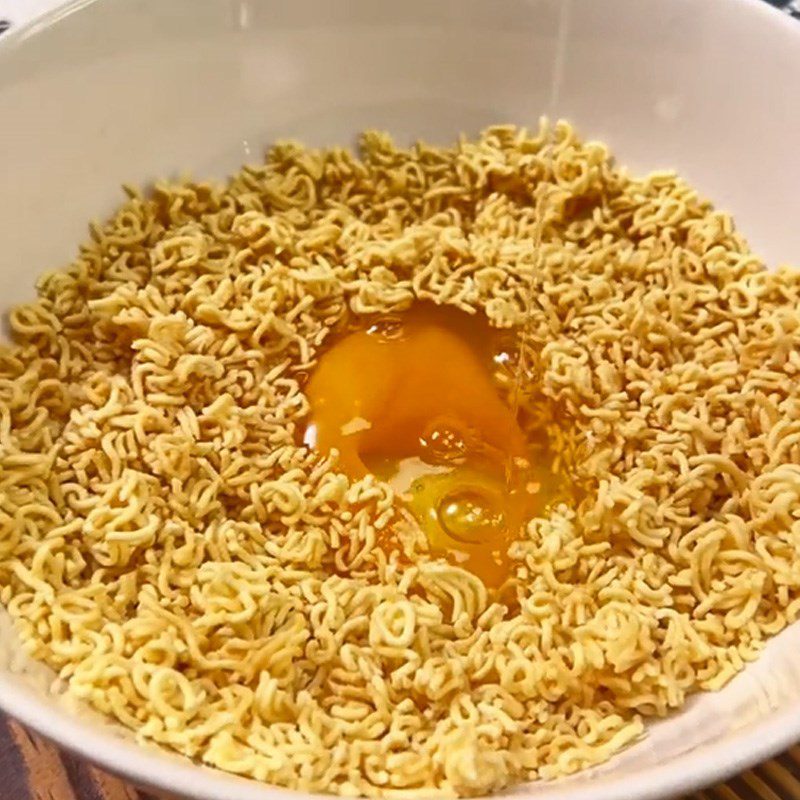 Step 1 Mix the noodle mixture with eggs Instant noodle pizza (Recipe shared from TikTok Cooking with TasteVN)