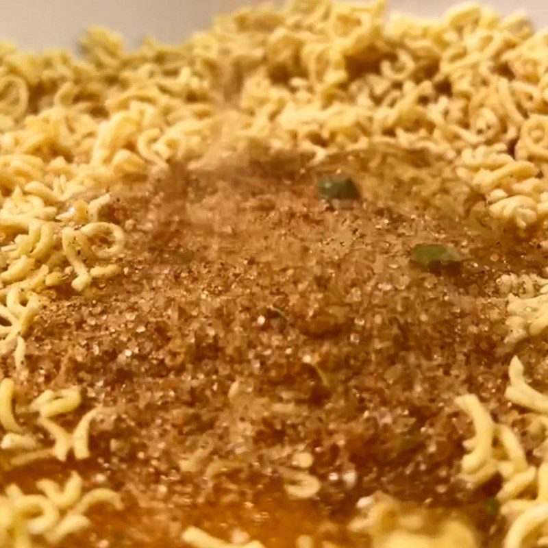 Step 1 Mix the noodle mixture with eggs Instant noodle pizza (Recipe shared from TikTok Cooking with TasteVN)