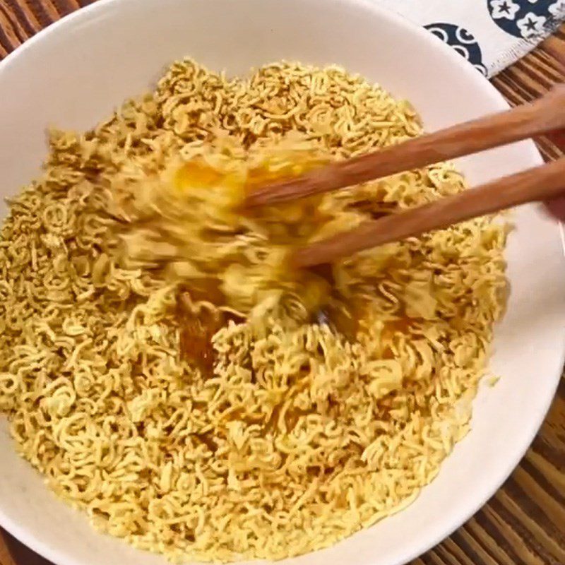 Step 1 Mix the noodle mixture with eggs Instant noodle pizza (Recipe shared from TikTok Cooking with TasteVN)