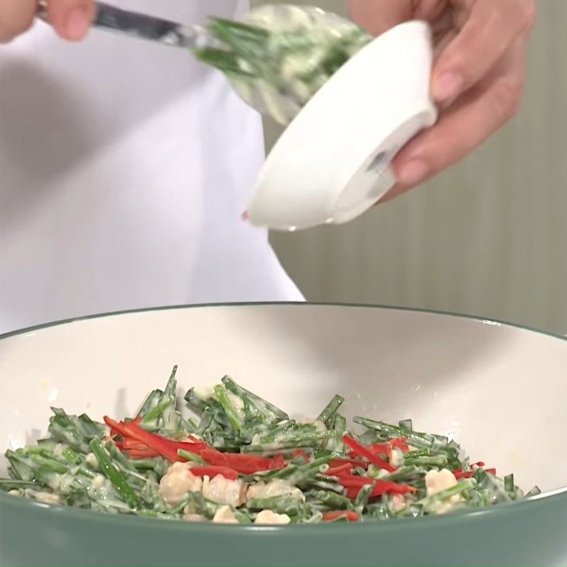 Step 3 Mix the ingredient mixture Crispy chive shrimp cake