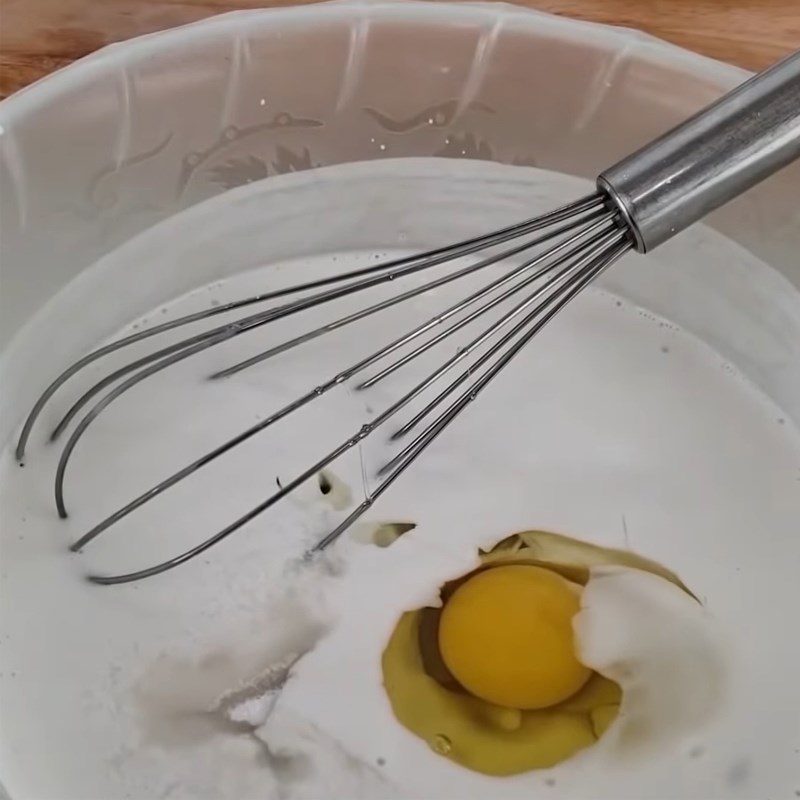 Step 1 Mix the egg and sugar mixture for Purple Yam Tre Root Cake
