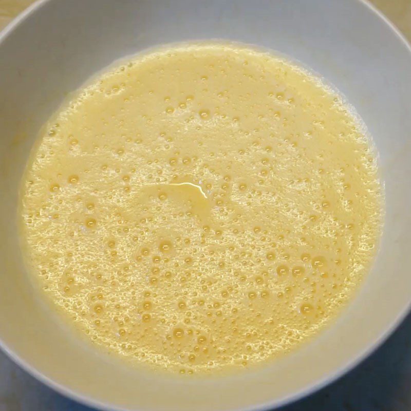 Step 1 Mix the egg and condensed milk mixture for yogurt with chicken eggs using an air fryer