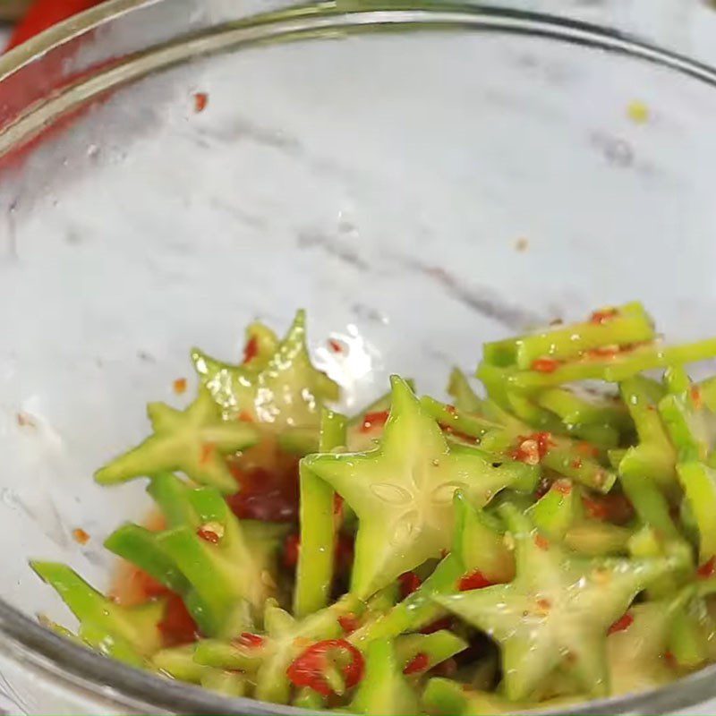 Step 3 Mix starfruit with chili salt