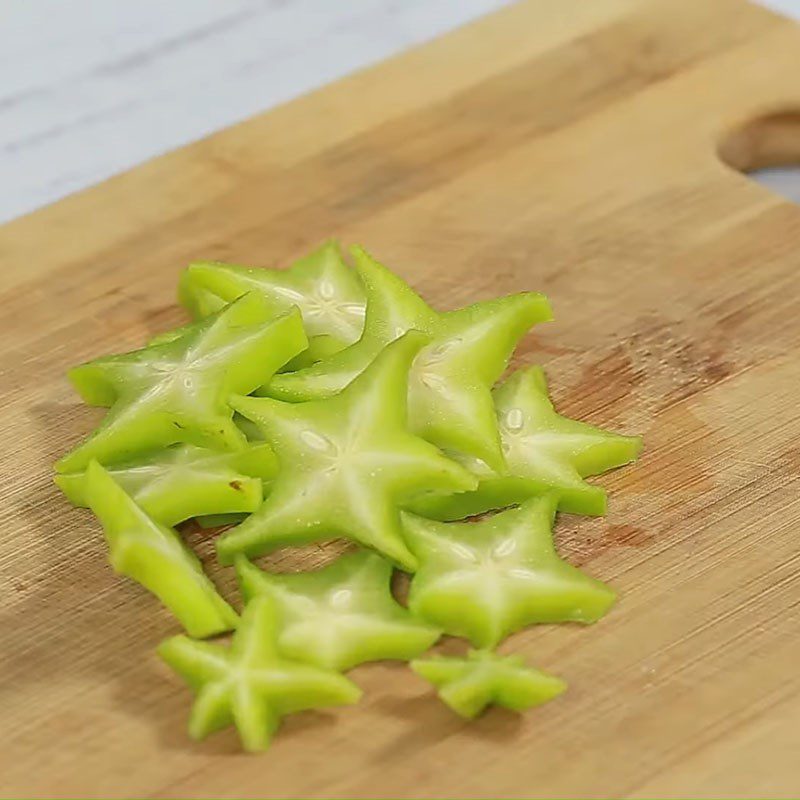 Step 3 Mixing star fruit with chili sauce