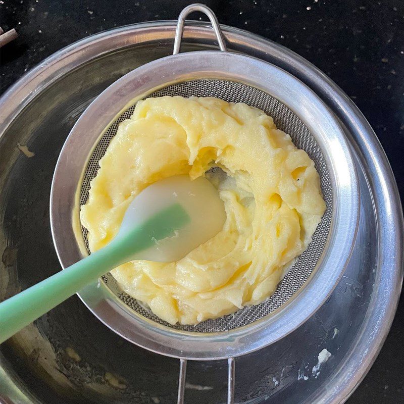 Step 3 Mix the mashed potatoes with butter Bake the potato snack in the oven