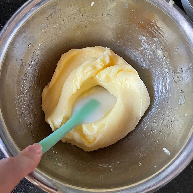 Step 3 Mix the mashed potatoes with butter Bake the potato snack in the oven