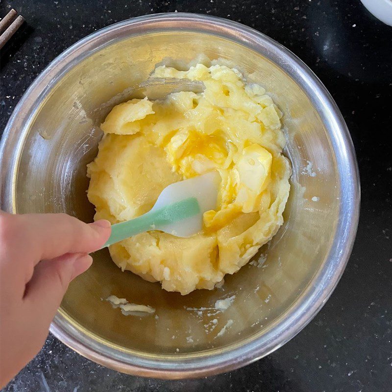 Step 3 Mix the mashed potatoes with butter Bake the potato snack in the oven