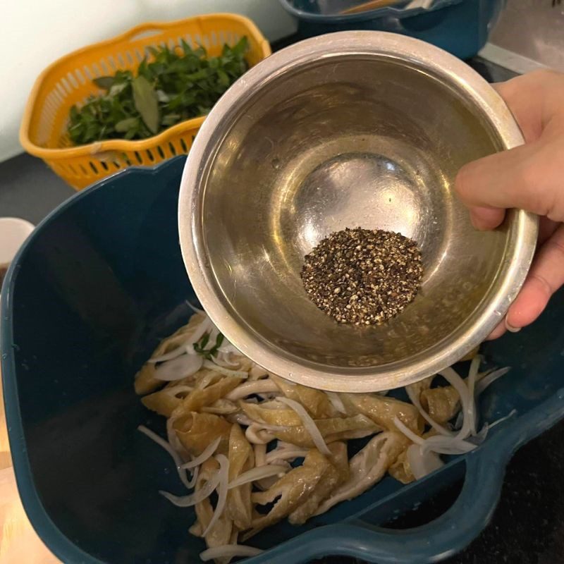 Step 2 Mix the wheat gluten with water spinach and onion