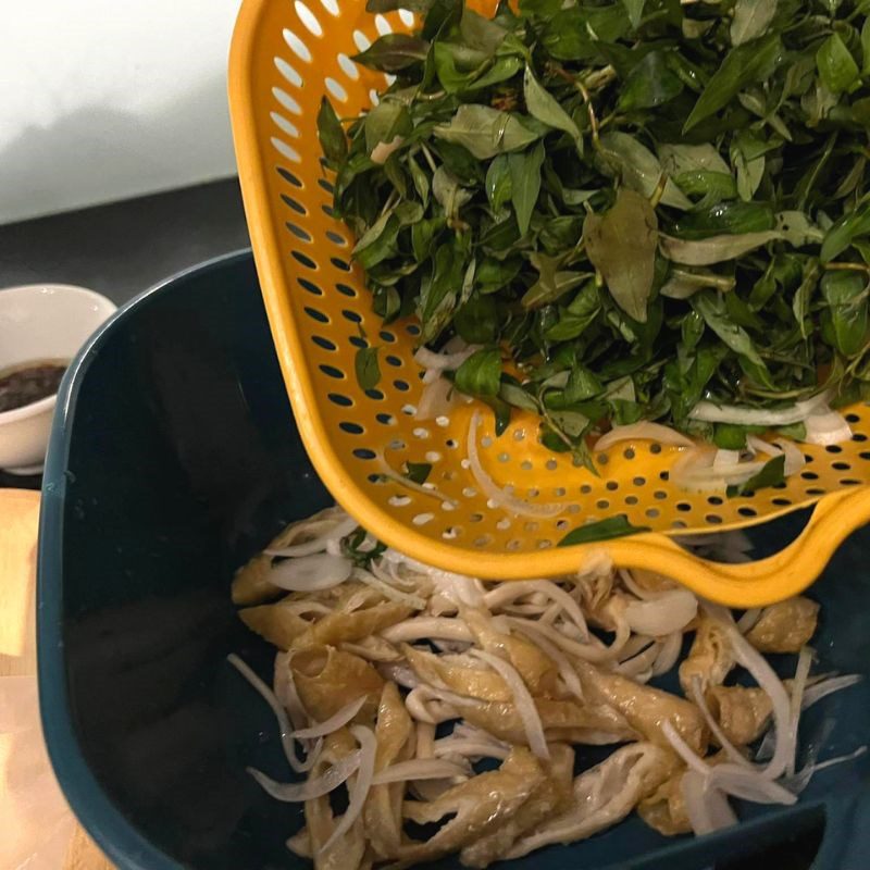 Step 2 Mix the wheat gluten with water spinach and onion