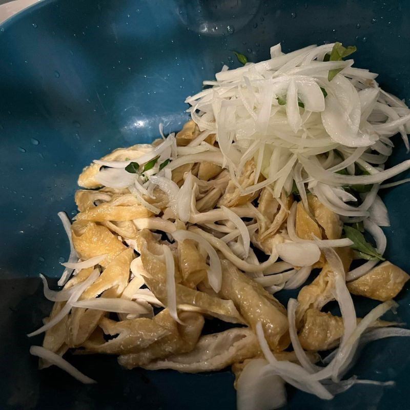 Step 2 Mix the fried noodles for Mixed Fried Noodles with Vietnamese Herb and Onion