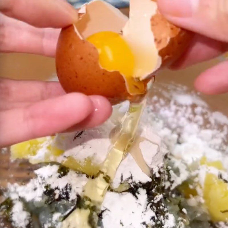 Step 2 Mix Ingredients for Crispy Potato Shrimp Cakes (Recipe shared by Tiktok Vao bep cùng TasteVN)