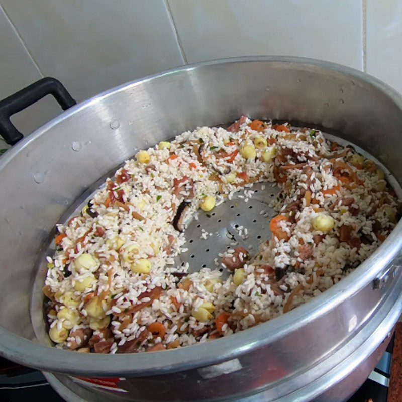 Step 4 Mix the filling with sticky rice and steam 5-color sticky rice