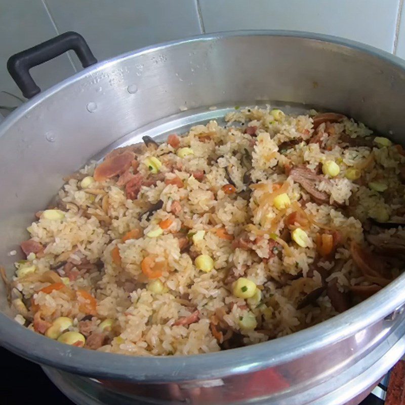 Step 4 Mix the filling into the sticky rice and steam the eight treasures sticky rice