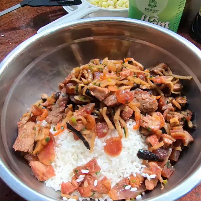 Step 4 Mix the filling with sticky rice and steam 5-color sticky rice