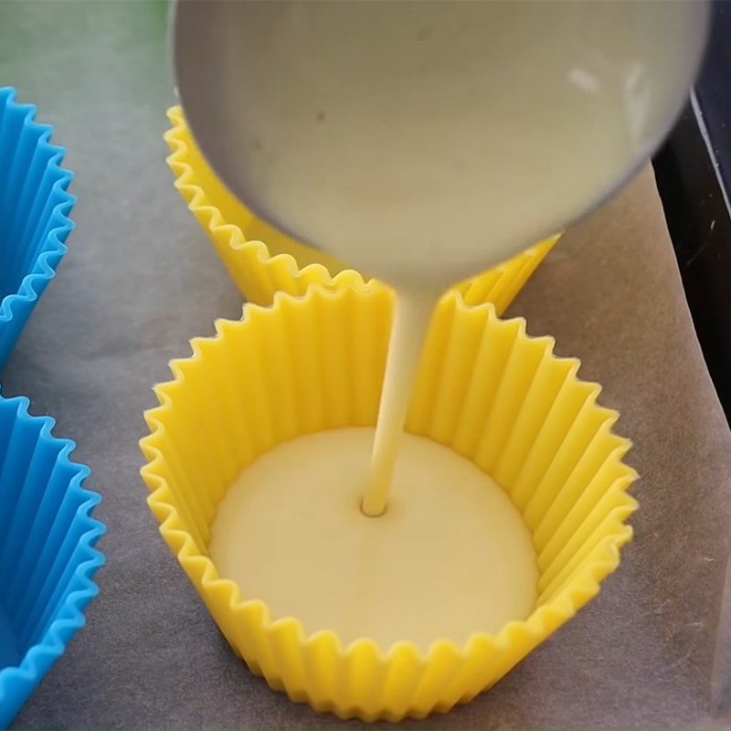 Step 4 Pouring the cake Bánh khọt without mold