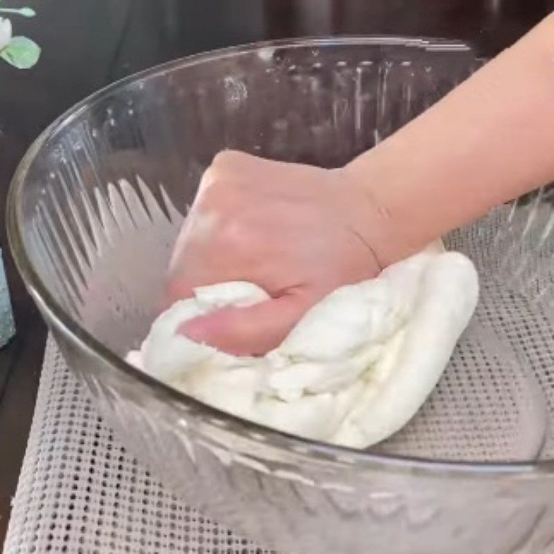 Step 3 Mixing and kneading dough for squid noodles
