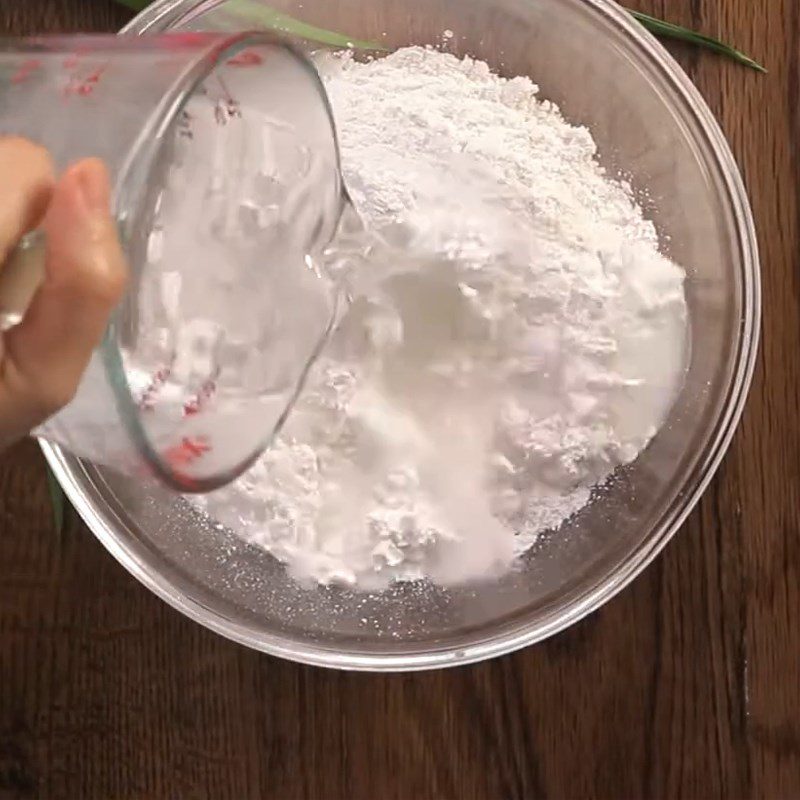 Step 3 Mixing and kneading the dough for fried glutinous rice cake