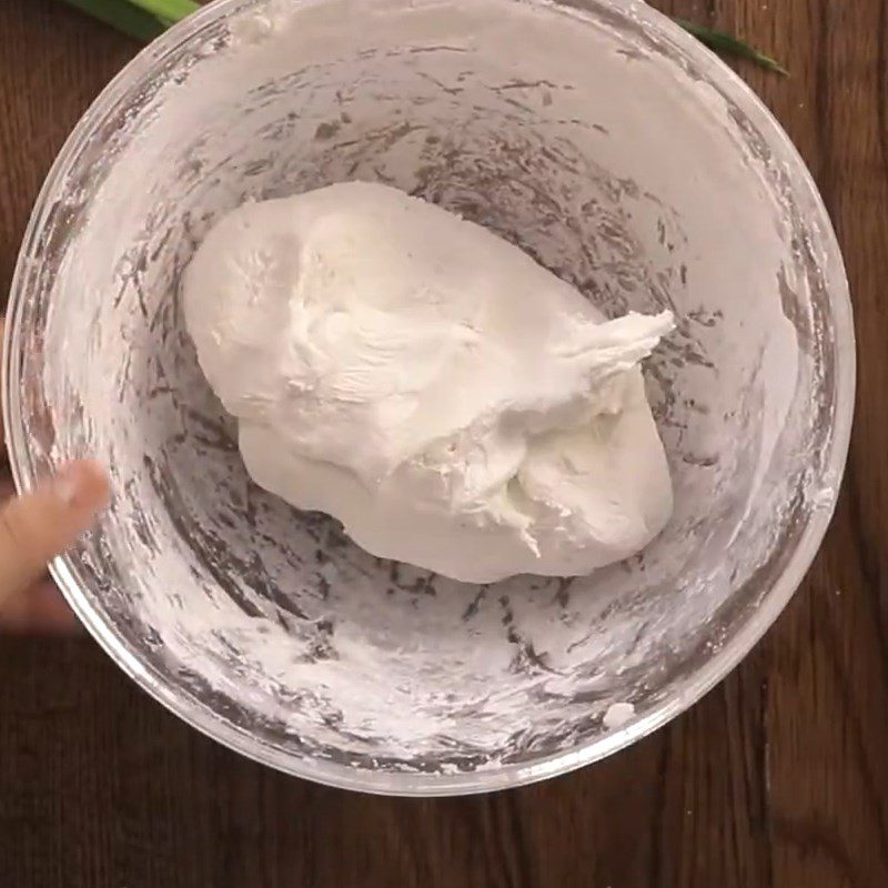 Step 3 Mixing and kneading the dough for fried glutinous rice cake