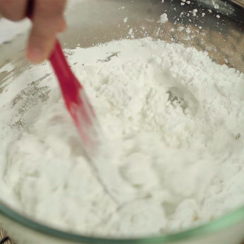 Step 2 Mixing and kneading white dough for worm dessert