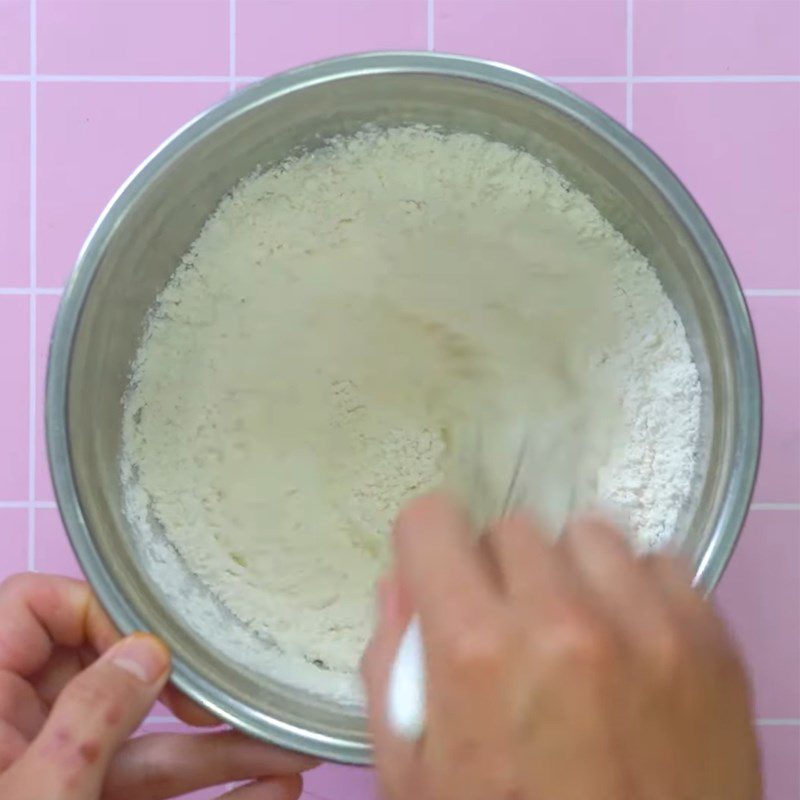 Step 1 Mixing and Kneading the Dough for Fried Dough Sticks