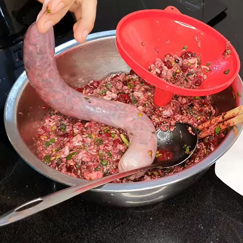 Step 7 Mix and knead the sausage filling of Cai Tac porridge