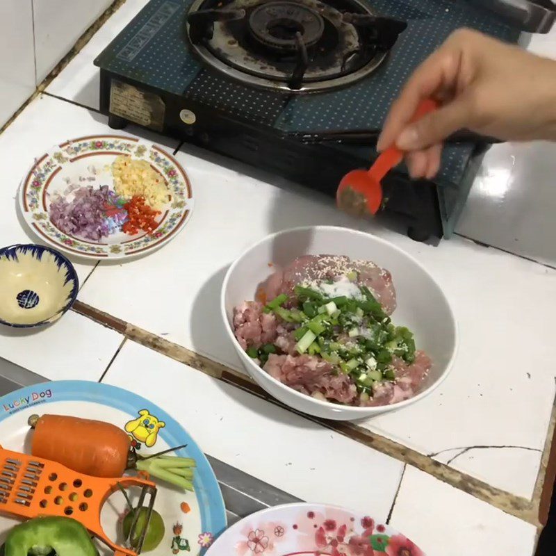 Step 2 Mix and marinate the fish cake for the fish cake rolls