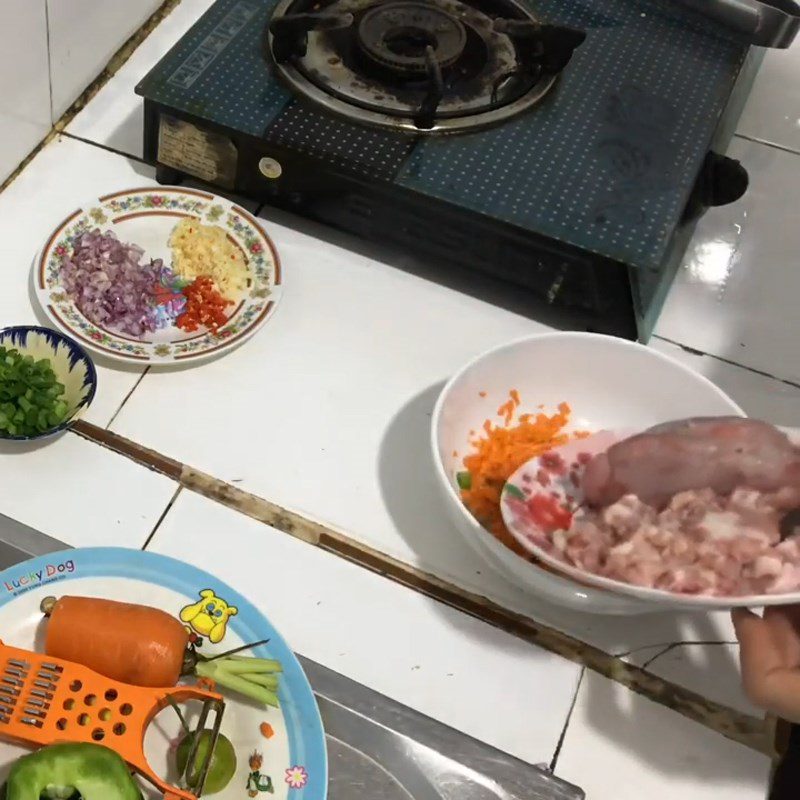 Step 2 Mix and marinate the fish cake for the fish cake rolls