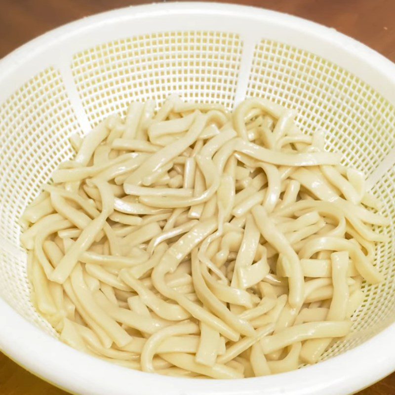 Step 5 Blanching the noodles Squid noodle soup